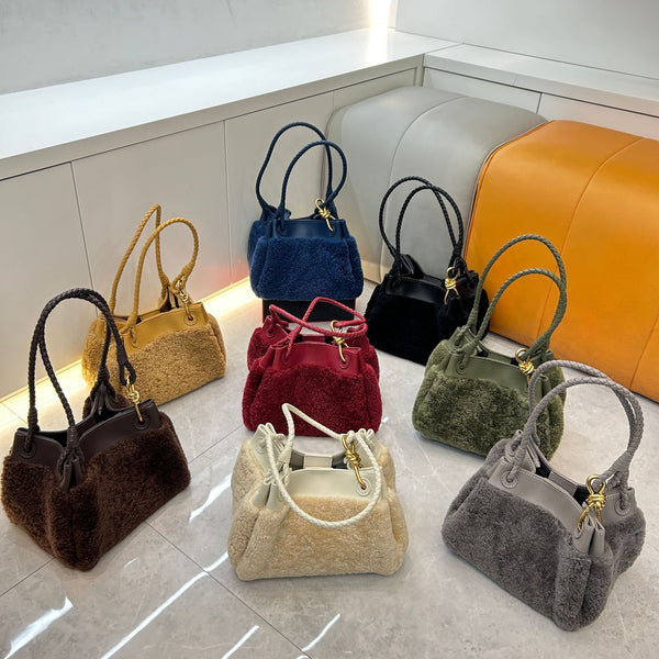 Borsa a secchiello con tracolla da ascella in vera pelle di agnello e lana, di nuovo design