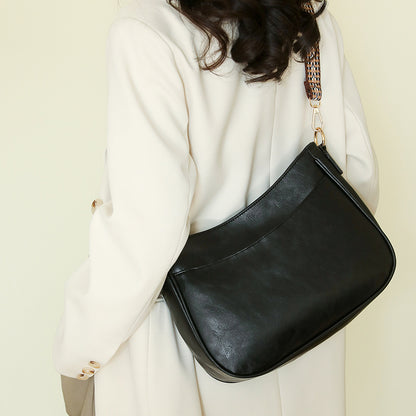 pu black shoulder handbag,women,model show